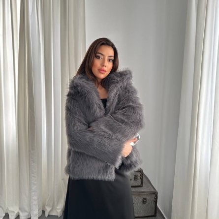 Элегантная серая шубка из искусственного меха с лацканами