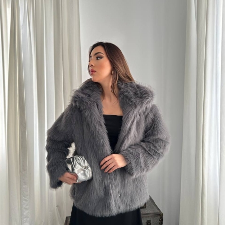 Элегантная серая шубка из искусственного меха с лацканами