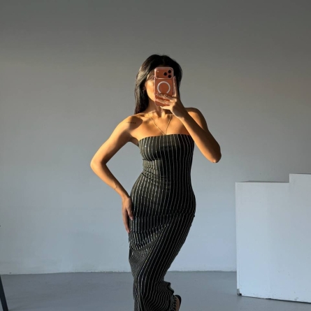 Чёрное длинное платье без бретелей с вертикальными пайетками