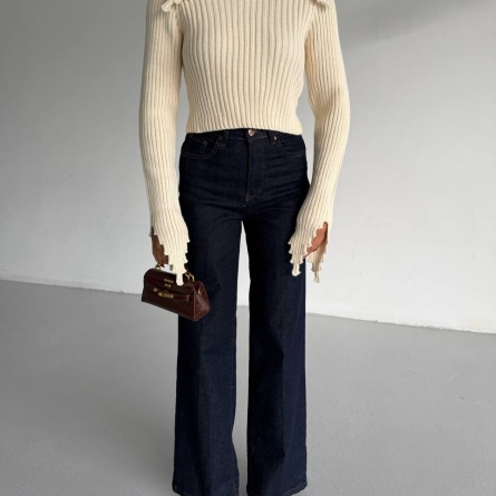 Бежевый укороченный трикотажный свитер с высоким воротником