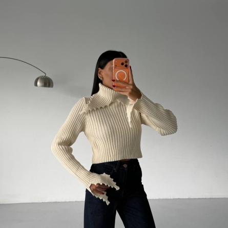 Бежевый укороченный трикотажный свитер с высоким воротником