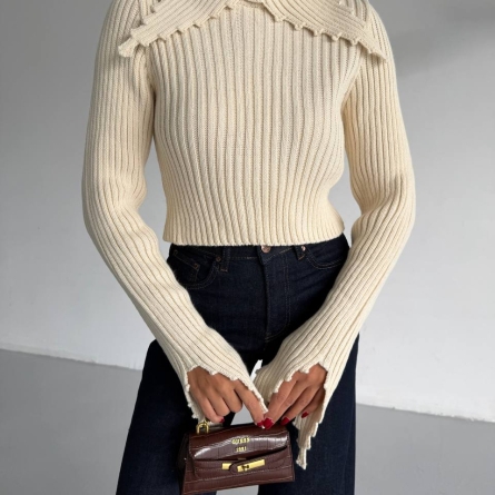 Бежевый укороченный трикотажный свитер с высоким воротником