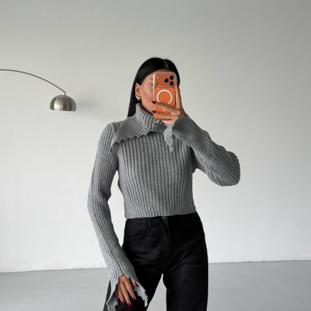 Pulover Gri Tricotat cu Guler și Textură Striată