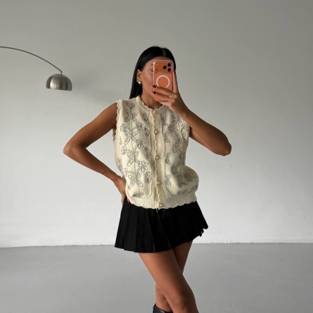 Vestă Beige cu Broderie Florală și Nasturi Decorativi