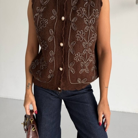 Коричневый жилет с цветочной вышивкой и пуговицами