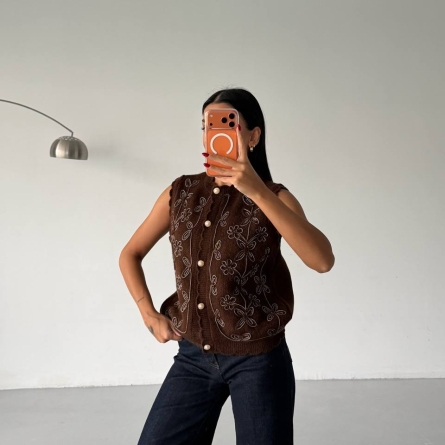 Коричневый жилет с цветочной вышивкой и пуговицами