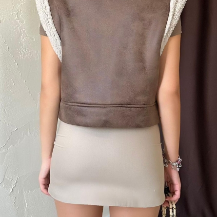 Утеплённая короткая жилетка тёмно-коричневая