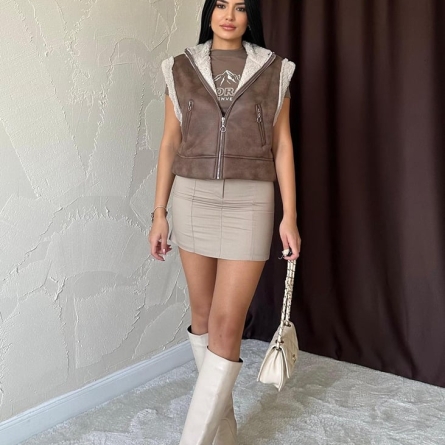 Утеплённая короткая жилетка тёмно-коричневая