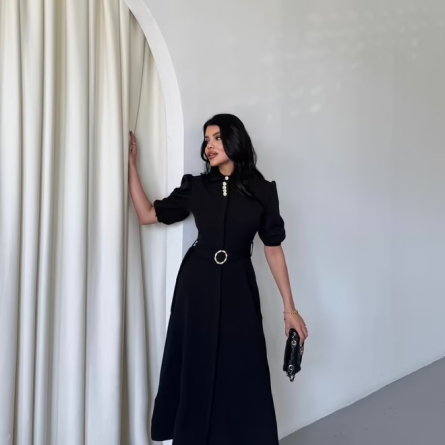 Rochie neagră midi cu m&acirc;neci bufante