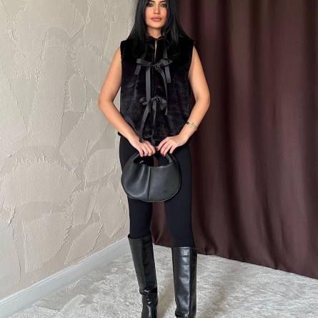 Черный жилет из искусственного меха с декоративными бантиками