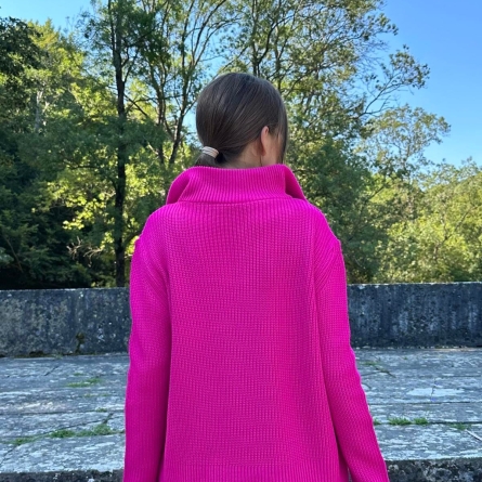 Свитер фуксия с высоким воротником и молнией