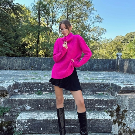 Свитер фуксия с высоким воротником и молнией