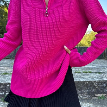 Свитер фуксия с высоким воротником и молнией