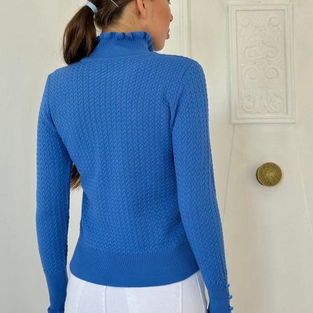 Синий вязаный свитер с оборками и жемчужинами