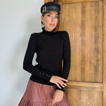 Pulover negru cu guler și manșete decorate cu perle