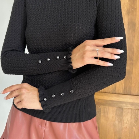 Pulover negru cu guler și manșete decorate cu perle
