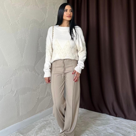 Pulover crem cu perle și model zigzag