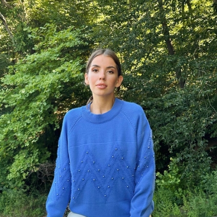 Синий свитер с жемчугом и зигзагообразным узором