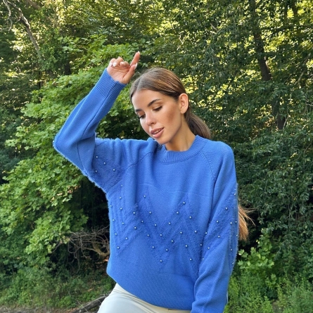Синий свитер с жемчугом и зигзагообразным узором