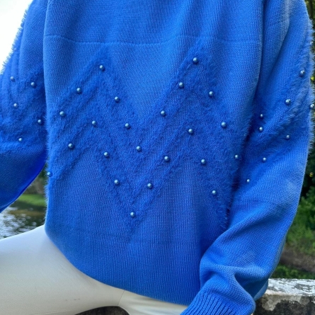 Синий свитер с жемчугом и зигзагообразным узором