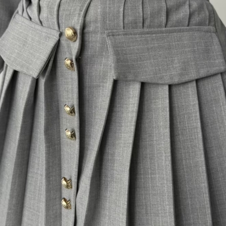 Rochie Scurtă Plisată Gri cu Nasturi Aurii