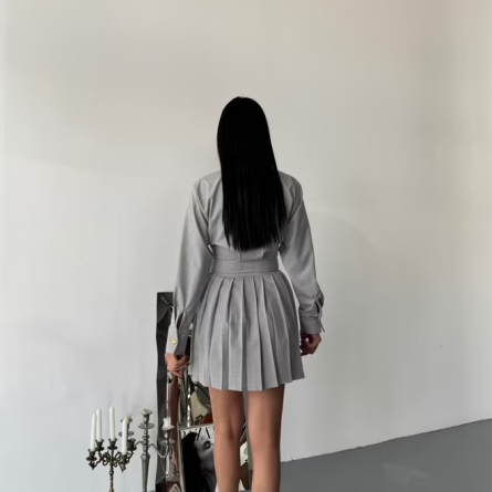 Rochie Scurtă Plisată Gri cu Nasturi Aurii