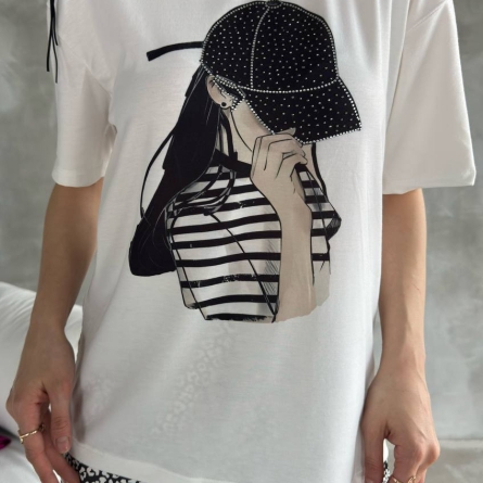 Tricou alb cu imprimeu stilizat de fată
