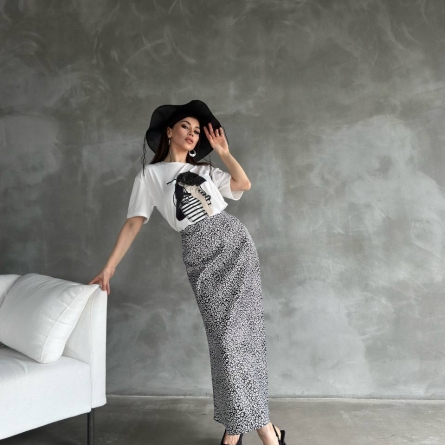 Tricou alb cu imprimeu stilizat de fată