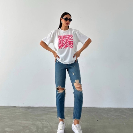 Белая футболка с розовым принтом зебры