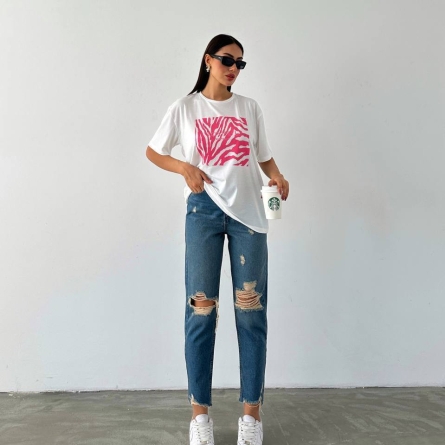 Белая футболка с розовым принтом зебры