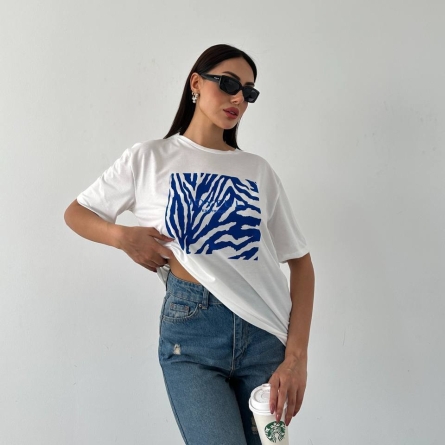 Белая футболка с синим принтом зебры