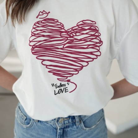 Белая футболка с красным контурным сердцем