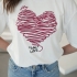 Белая футболка с красным контурным сердцем