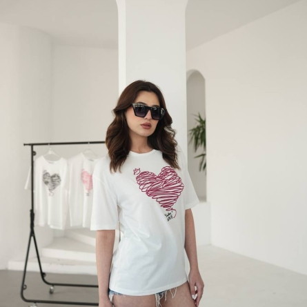 Белая футболка с красным контурным сердцем