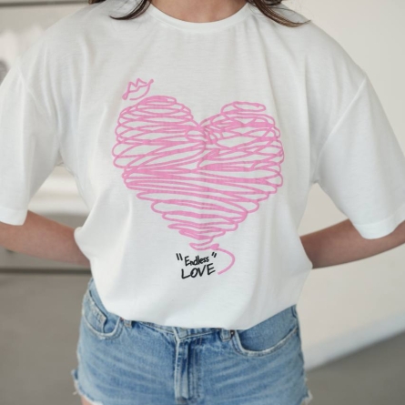Белая футболка с розовым контурным сердцем