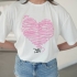 Белая футболка с розовым контурным сердцем