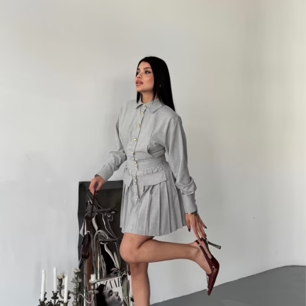 Rochie Scurtă Plisată Gri cu Nasturi Aurii