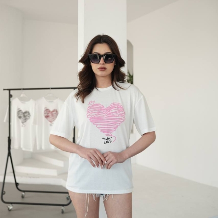 Белая футболка с розовым контурным сердцем