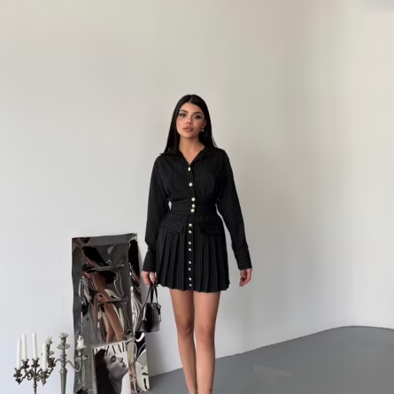 Rochie Scurtă Plisată Neagra cu Nasturi Aurii