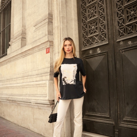 Tricou negru cu imprimeu auriu