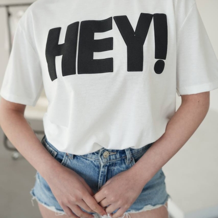 Tricou alb cu mesaj negru  &bdquo;HEY!&rdquo;