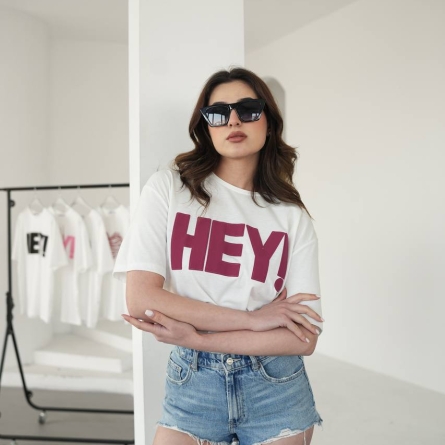 Белая футболка с красной надписью &laquo;HEY!&raquo;