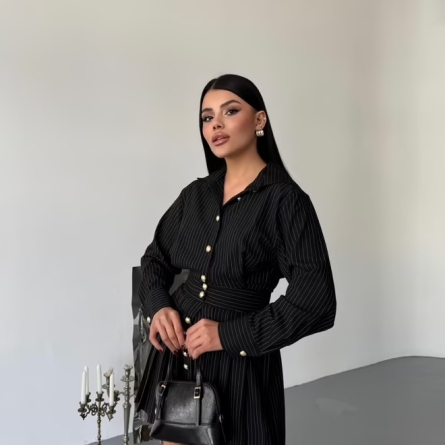 Rochie Scurtă Plisată Neagra cu Nasturi Aurii