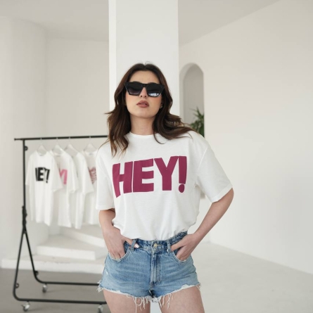 Белая футболка с красной надписью &laquo;HEY!&raquo;