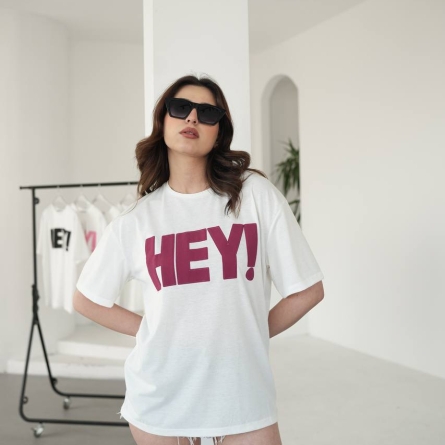Белая футболка с красной надписью &laquo;HEY!&raquo;