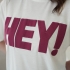 Белая футболка с красной надписью &laquo;HEY!&raquo;