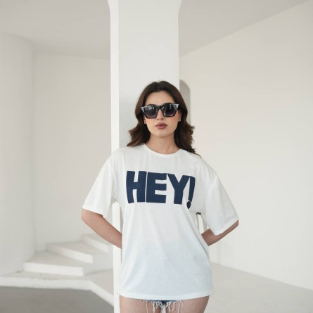 Белая футболка с синей надписью &laquo;HEY!&raquo;