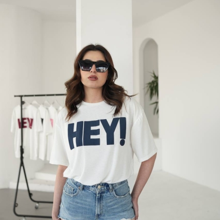 Белая футболка с синей надписью &laquo;HEY!&raquo;