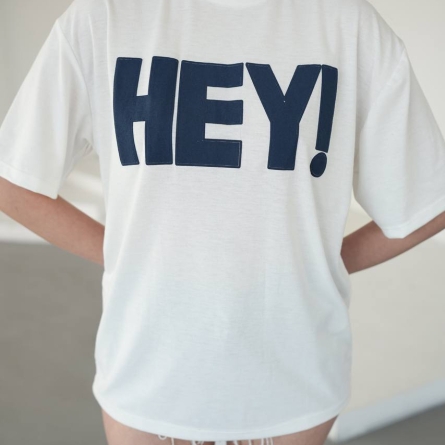 Белая футболка с синей надписью &laquo;HEY!&raquo;