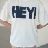 Белая футболка с синей надписью &laquo;HEY!&raquo;